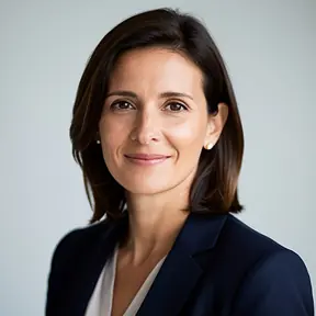 Professional headshot of a French female real estate investor in her early 40s, natural light, neutral background, confident and friendly expression, corporate style, realistic photography, high resolution
