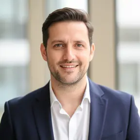 Professional headshot of a French male property investor in his late 30s, natural light, soft neutral office background, approachable and confident expression, realistic photography, high resolution
